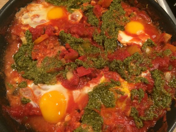 Shakshuka mit Champignons und Pesto