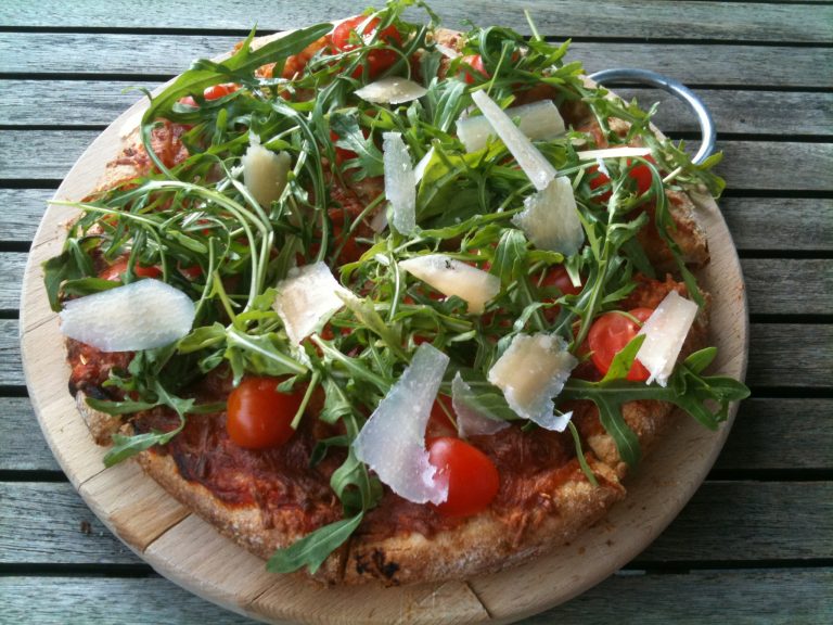 Pizza mit Ruccola und Parmesan – Genussfreundschaft