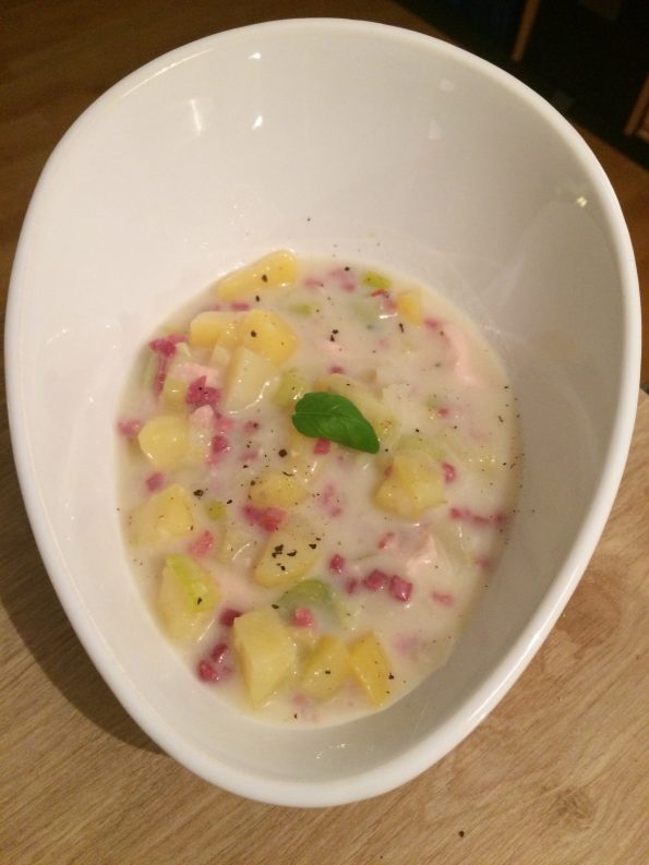 Hähnchen-Kartoffel-Suppe mit Speck