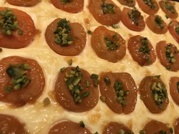 Aprikosen-Käsekuchen mit Pistazien – Genussfreundschaft