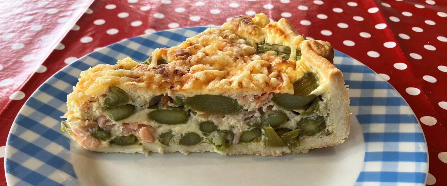 Frühlingsquiche mit grünem Spargel und Räucherlachs – Genussfreundschaft